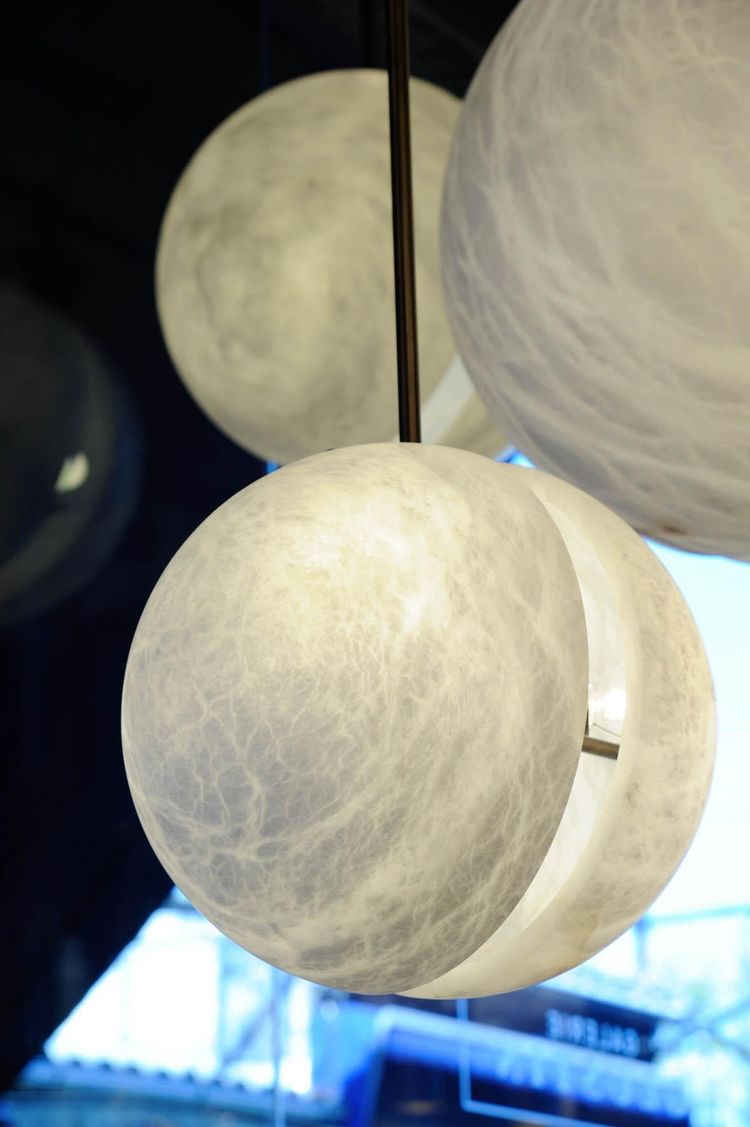 Ensemble de trois suspensions en laiton et en albâtre en forme de demi-sphères par Glustin Luminaires
