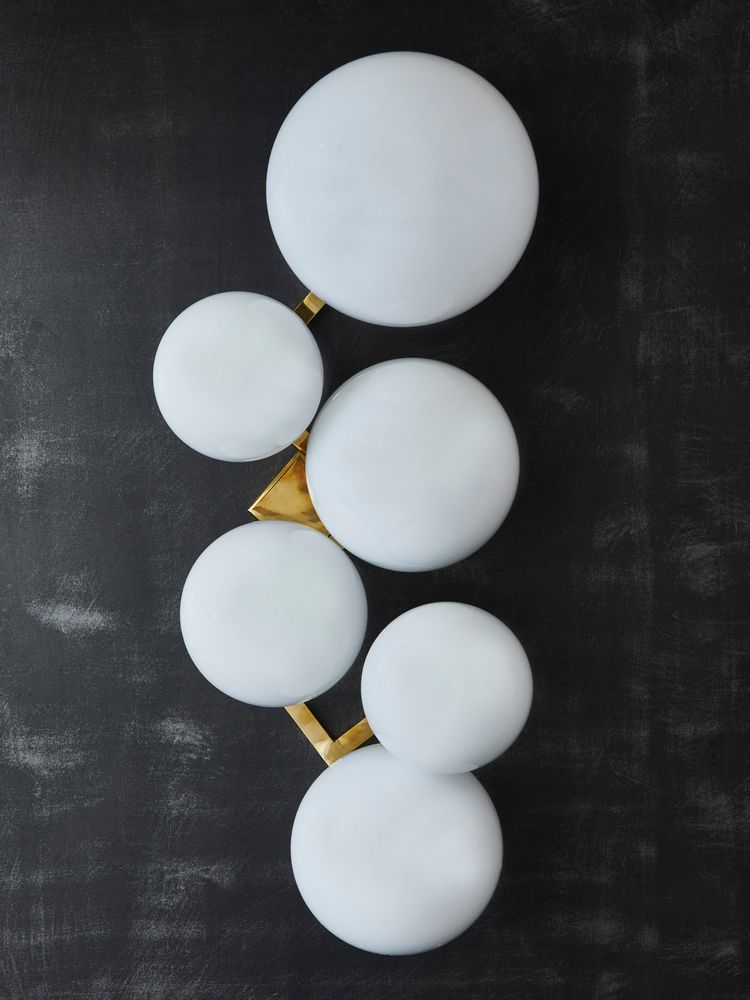 Paire d'appliques murales en laiton avec globes en verre blanc de différentes tailles