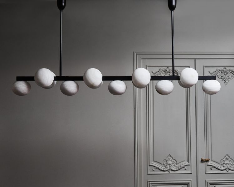 Länglicher Kronleuchter aus Messing und Alabaster von Glustin Luminaires