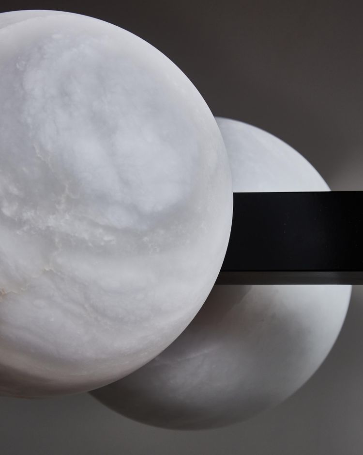 Länglicher Kronleuchter aus Messing und Alabaster von Glustin Luminaires