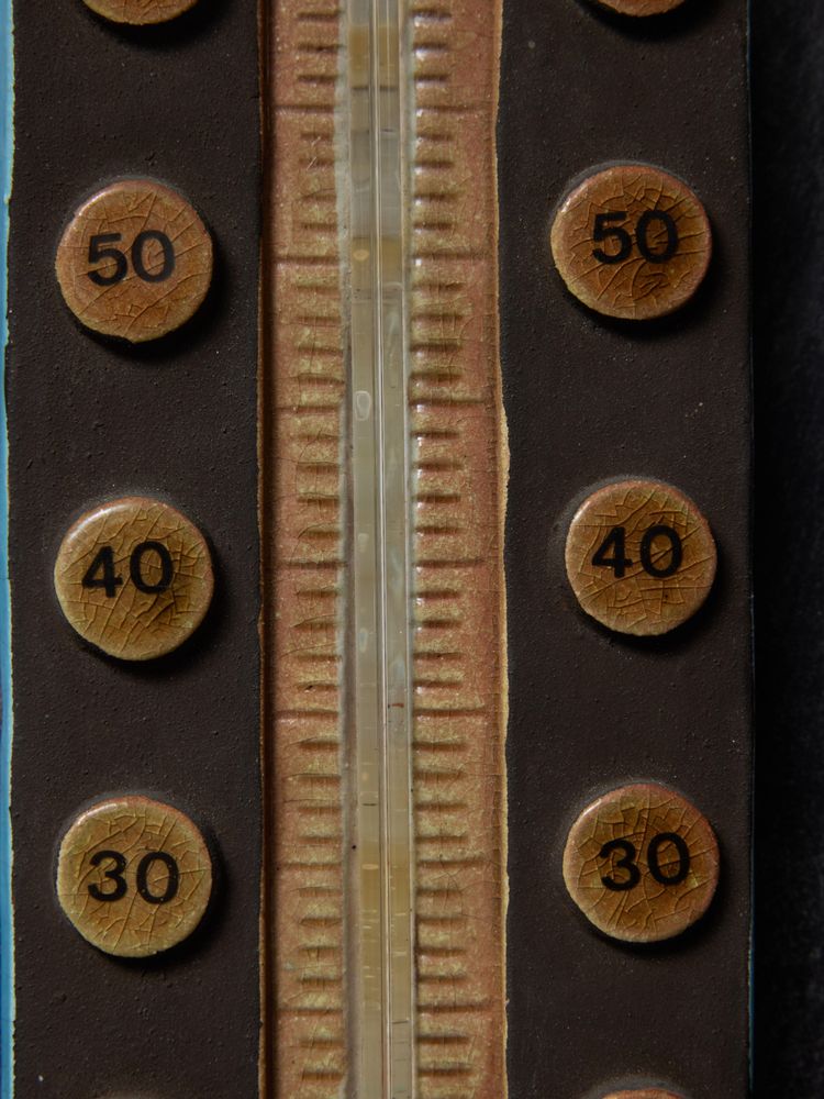 Thermomètre en céramique de Mithé Espelte avec motif de fleur