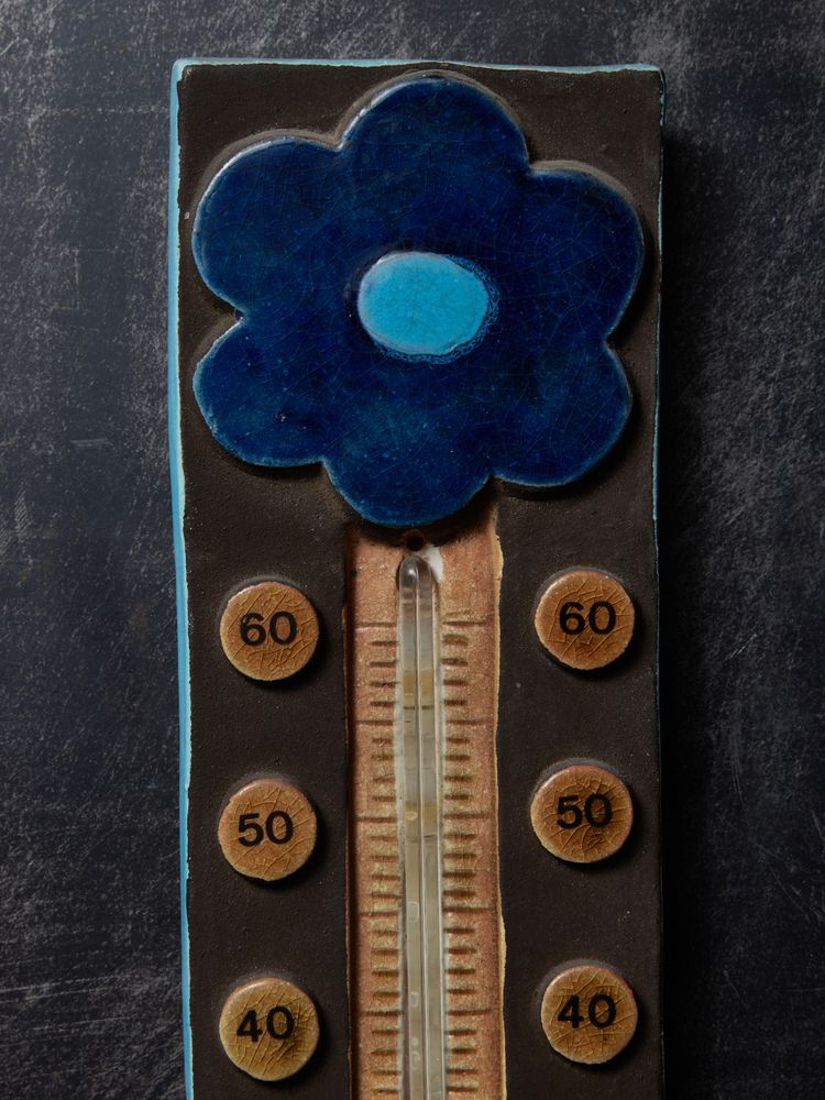 Thermomètre en céramique de Mithé Espelte avec motif de fleur