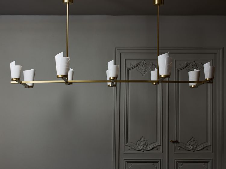 Laiton satiné et abat-jour en spirale d'albâtre Lustre à dix bras de lumière
