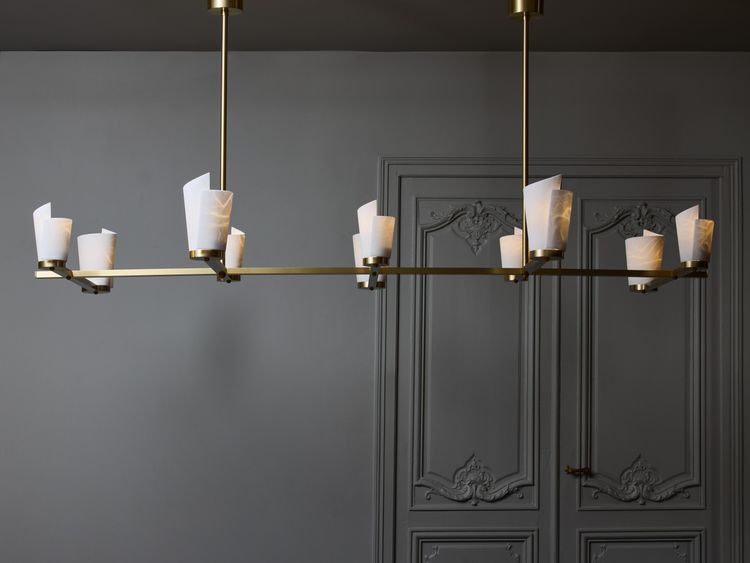 Laiton satiné et abat-jour en spirale d'albâtre Lustre à dix bras de lumière