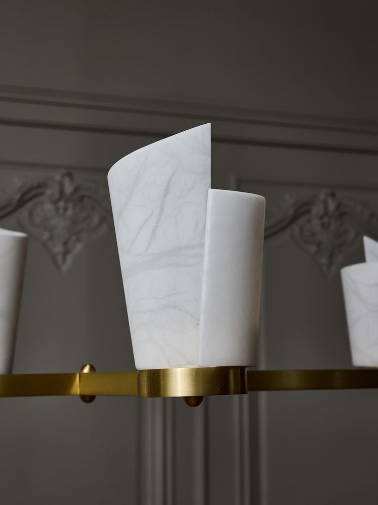 Laiton satiné et abat-jour en spirale d'albâtre Lustre à dix bras de lumière