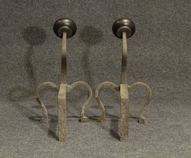 Coppia di alari LIBERTY in ferro battuto con sfere in bronzo martellato, circa 1900/1930