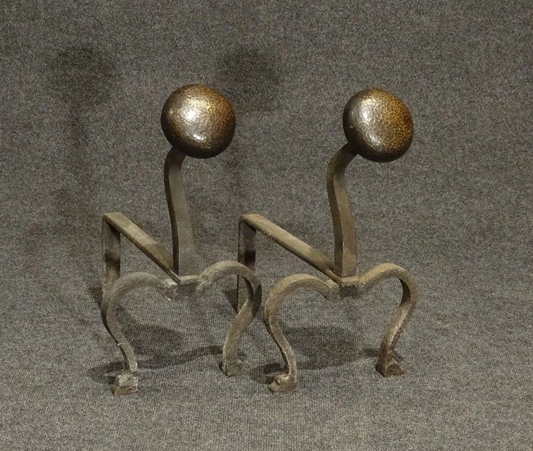 Coppia di alari LIBERTY in ferro battuto con sfere in bronzo martellato, circa 1900/1930