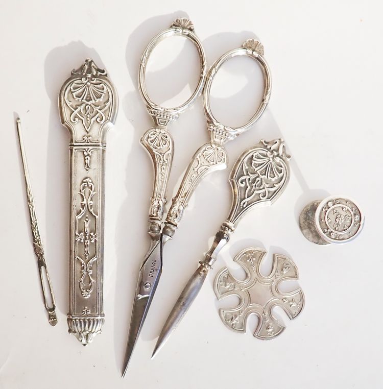 Coffret nécessaire De Couture Ancien fin XIXe début XXe En Argent Massif ciseaux dé à coudre
