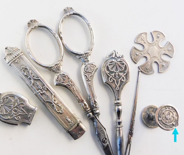 Coffret nécessaire De Couture Ancien fin XIXe début XXe En Argent Massif ciseaux dé à coudre
