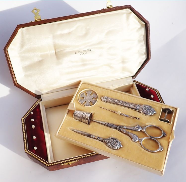 Coffret nécessaire De Couture Ancien fin XIXe début XXe En Argent Massif ciseaux dé à coudre