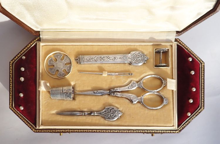 Coffret nécessaire De Couture Ancien fin XIXe début XXe En Argent Massif ciseaux dé à coudre