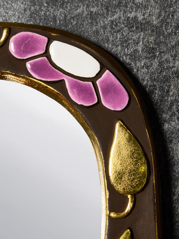 Sparrow mirror held in the hand by Mithé Espelt