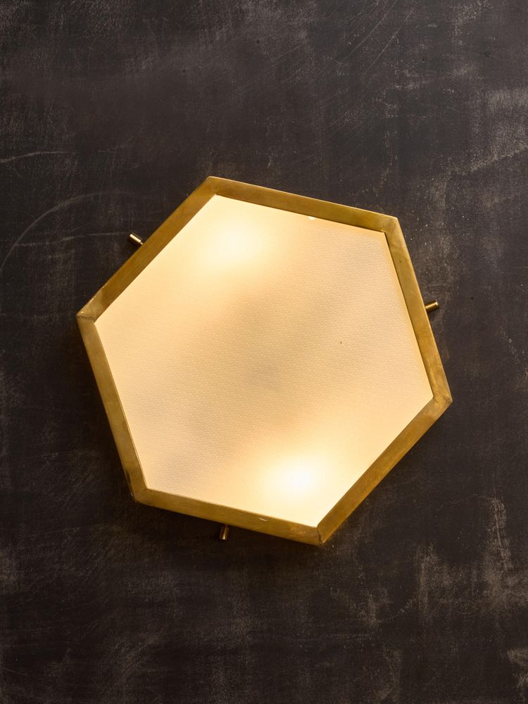 Paire d'appliques murales hexagonales en laiton et verre dépoli