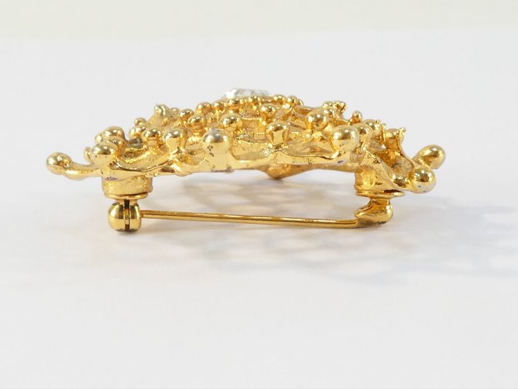 BROCHE en métal doré YVES SAINT LAURENT