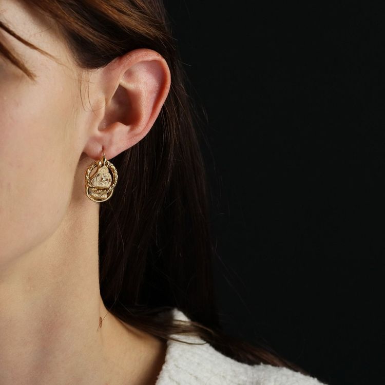 Boucles d’oreilles anciennes dormeuses en jaune ciselé