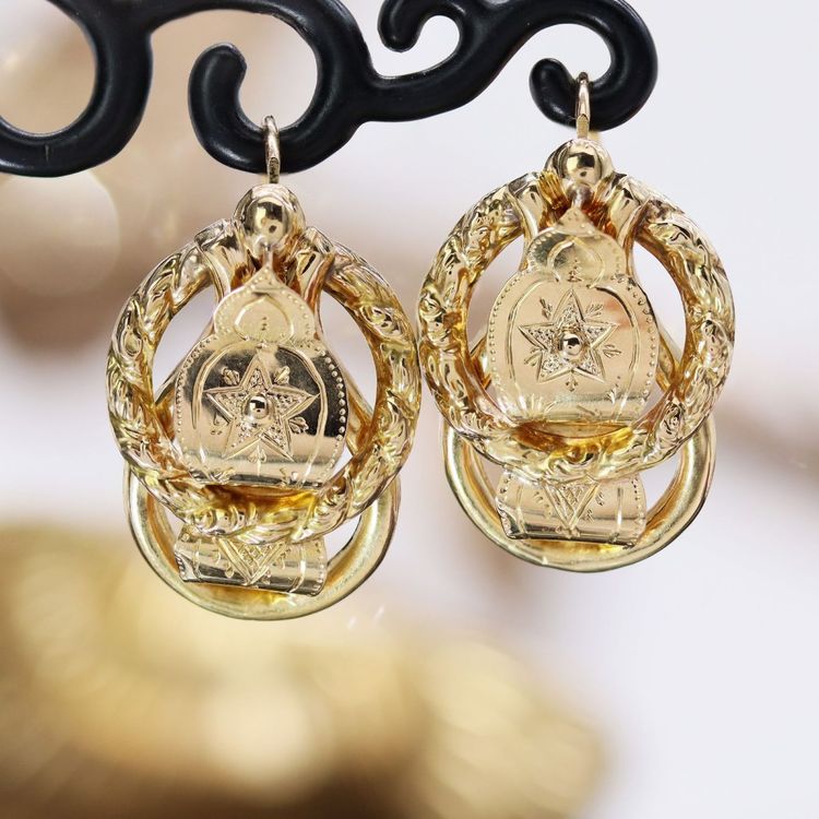 Boucles d’oreilles anciennes dormeuses en jaune ciselé