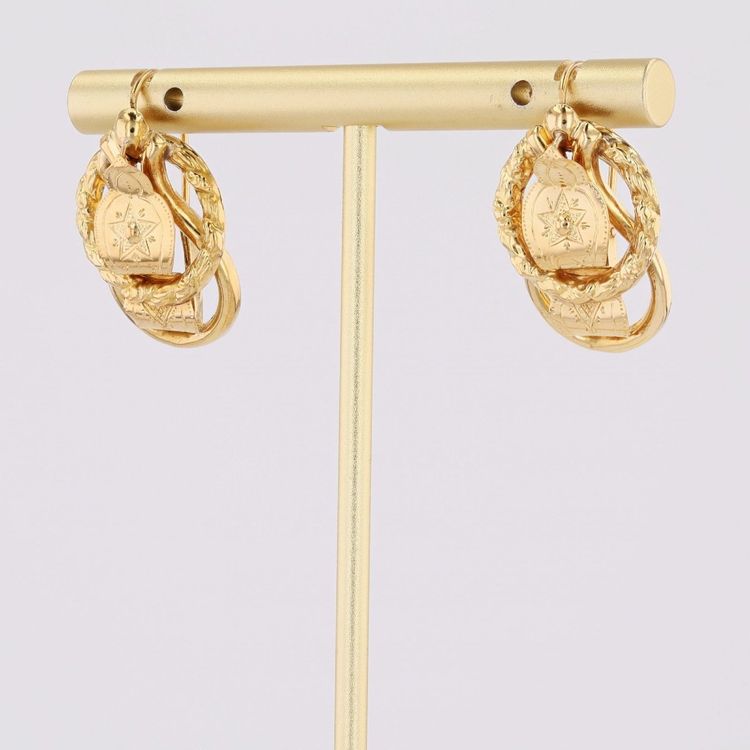 Boucles d’oreilles anciennes dormeuses en jaune ciselé