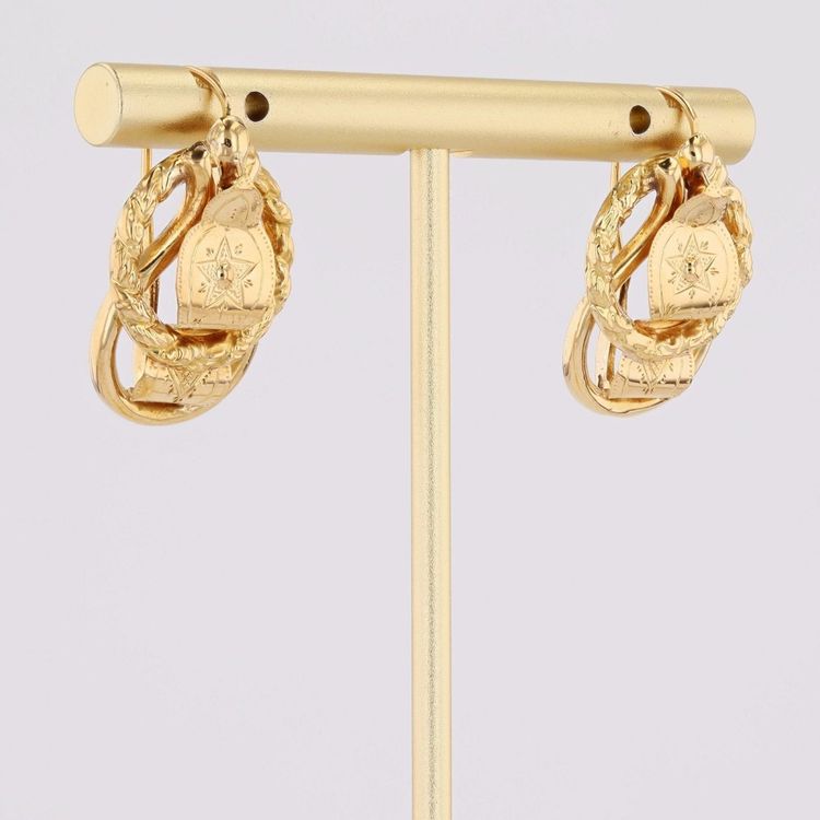 Boucles d’oreilles anciennes dormeuses en jaune ciselé