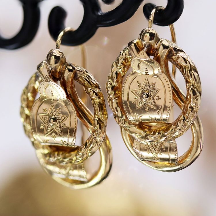 Boucles d’oreilles anciennes dormeuses en jaune ciselé