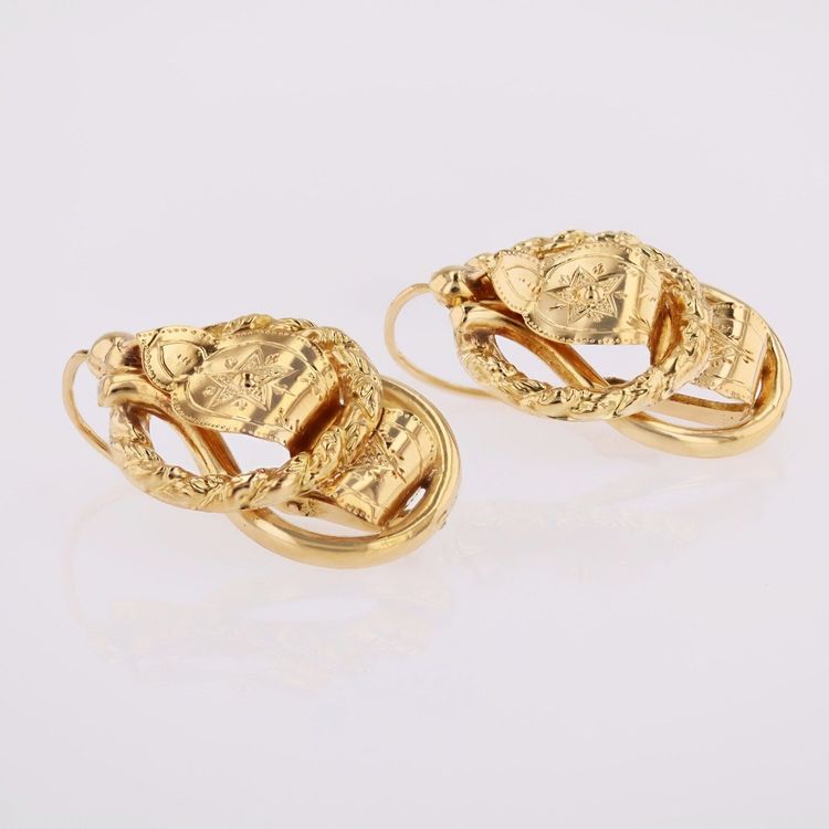 Boucles d’oreilles anciennes dormeuses en jaune ciselé