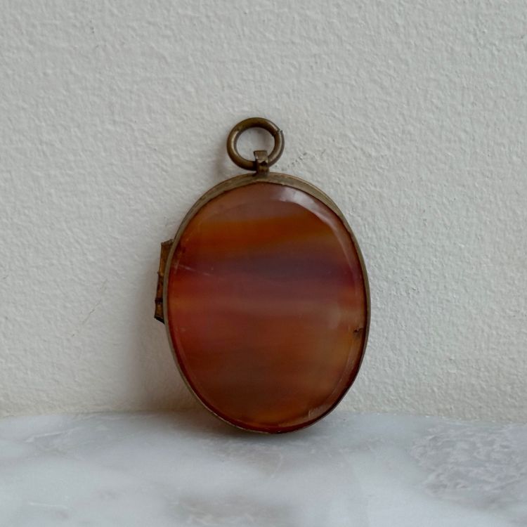 Pendentif en agate de forme ovale fin XIXe