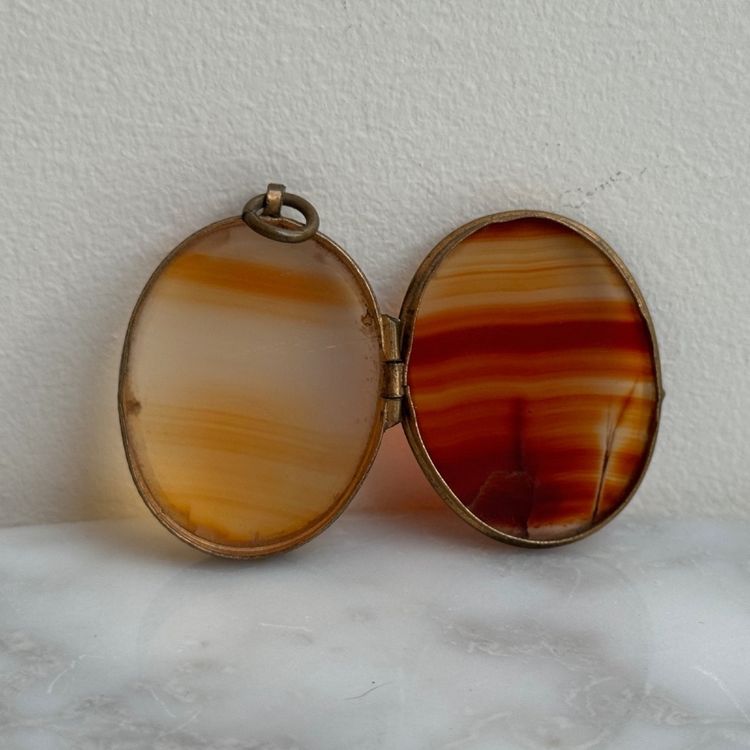 Pendentif en agate de forme ovale fin XIXe