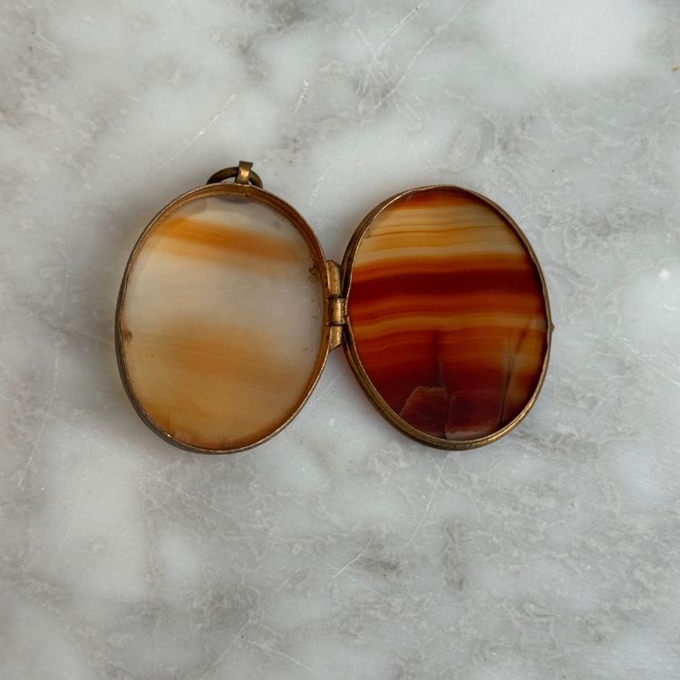 Pendentif en agate de forme ovale fin XIXe