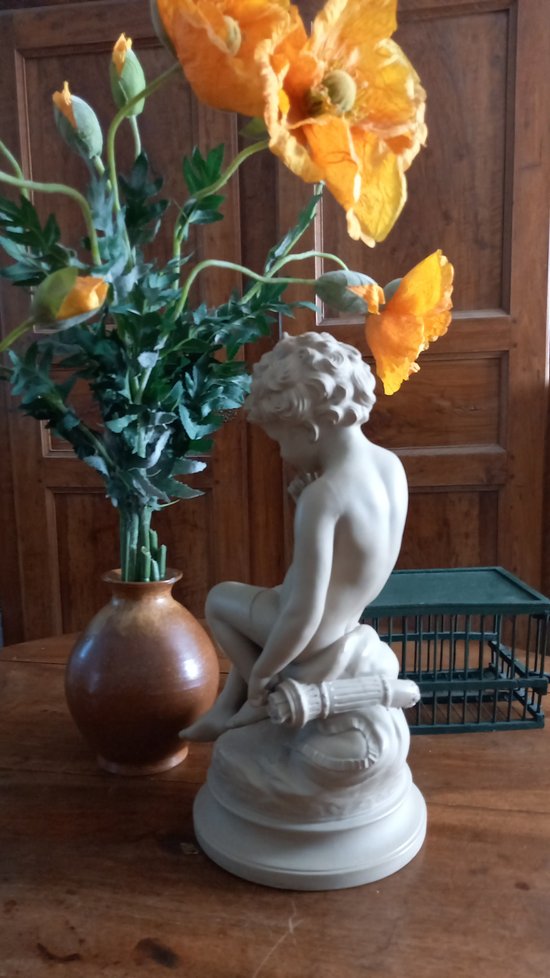 Scultura chiamata "Amore minaccioso" in biscotto di porcellana del XIX secolo