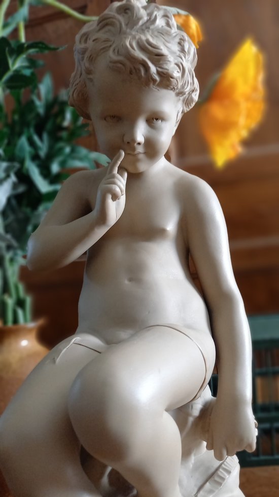Scultura chiamata "Amore minaccioso" in biscotto di porcellana del XIX secolo
