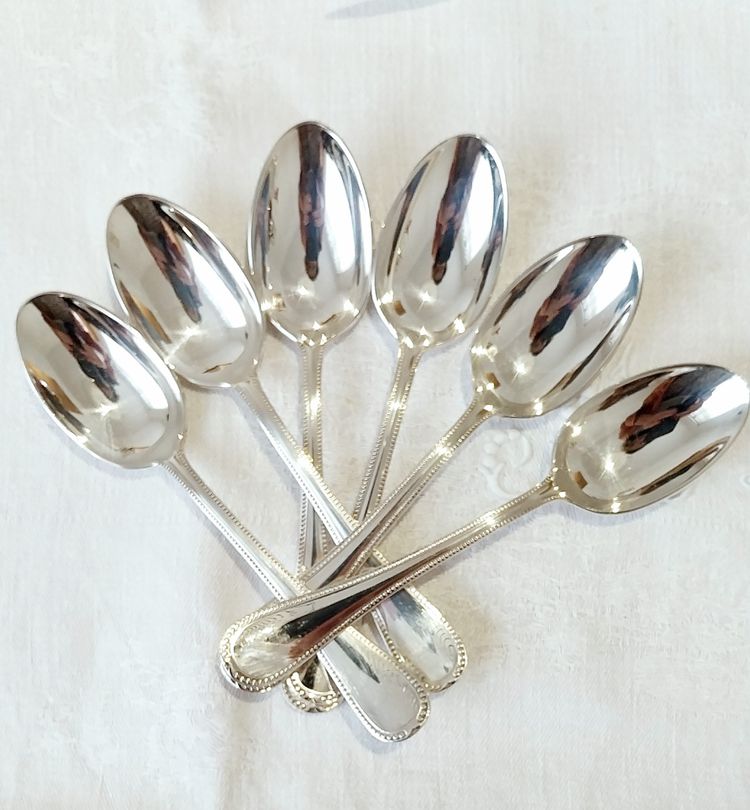 12 Dessertlöffel aus versilbertem Metall, Modell "Perle".
