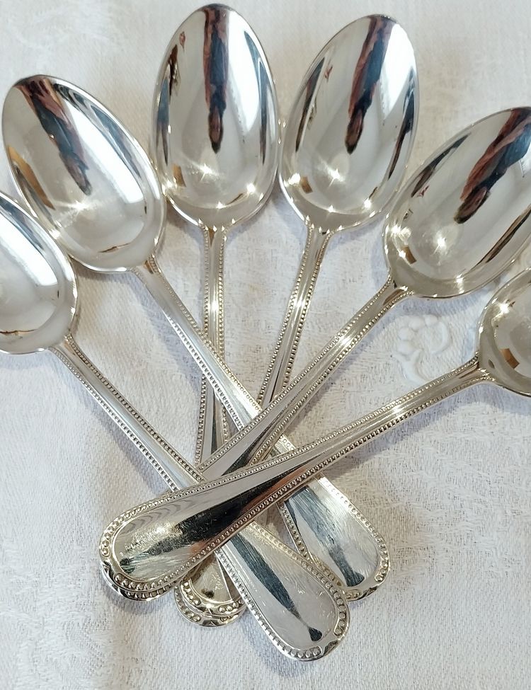 12 Dessertlöffel aus versilbertem Metall, Modell "Perle".