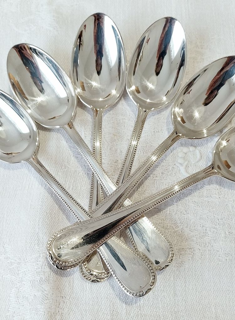 12 Dessertlöffel aus versilbertem Metall, Modell "Perle".