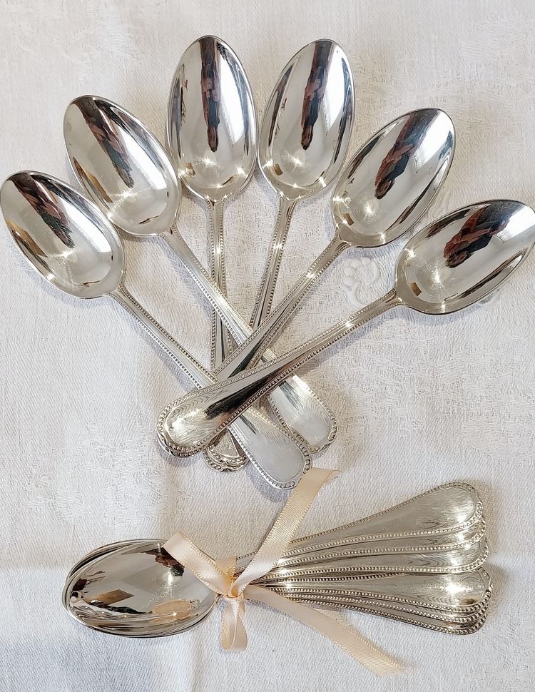 12 Dessertlöffel aus versilbertem Metall, Modell "Perle".