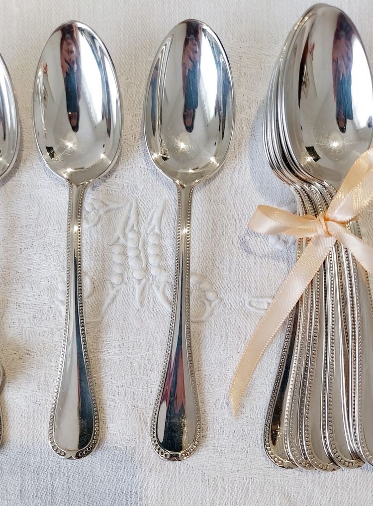 12 Dessertlöffel aus versilbertem Metall, Modell "Perle".