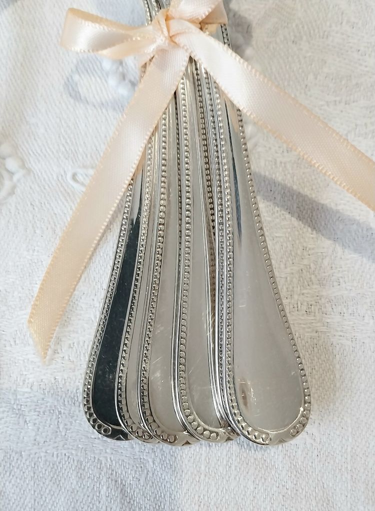 12 Dessertlöffel aus versilbertem Metall, Modell "Perle".