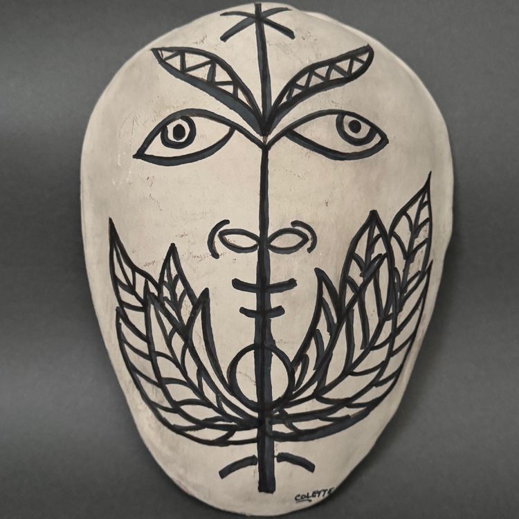 Maschera africanista in terracotta smaltata bianca firmata Colette