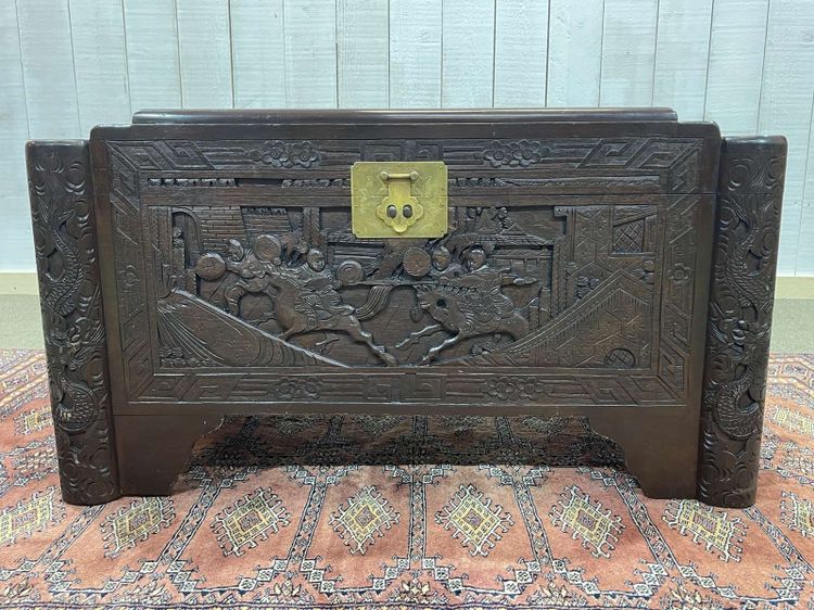 Cassapanca asiatica in teak e canfora XX secolo