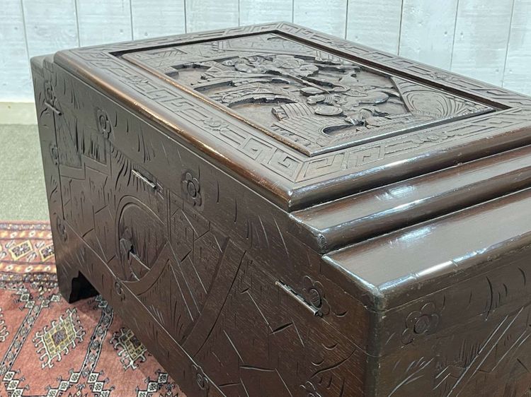 Cassapanca asiatica in teak e canfora XX secolo