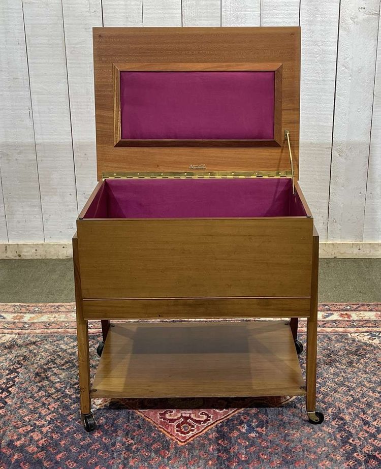 Cassettone da cucito inglese in mogano degli anni '70