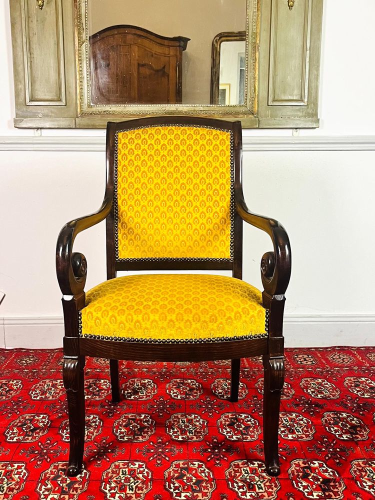 Fauteuil en bois sculpté avec velours jaune - Epoque Restauration - France