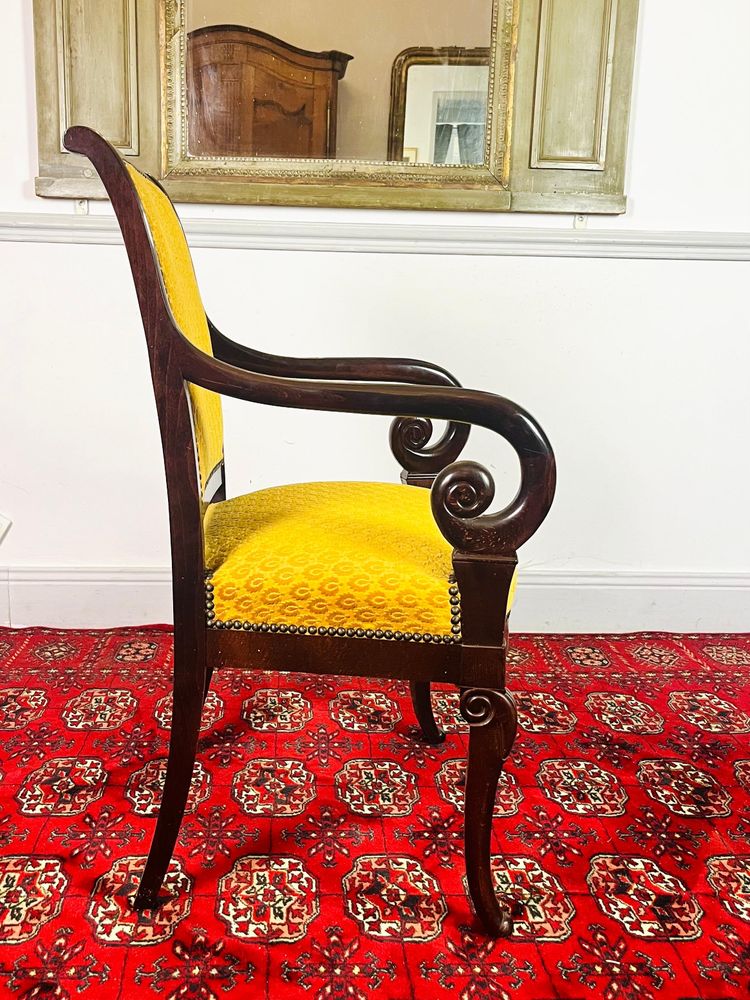 Fauteuil en bois sculpté avec velours jaune - Epoque Restauration - France