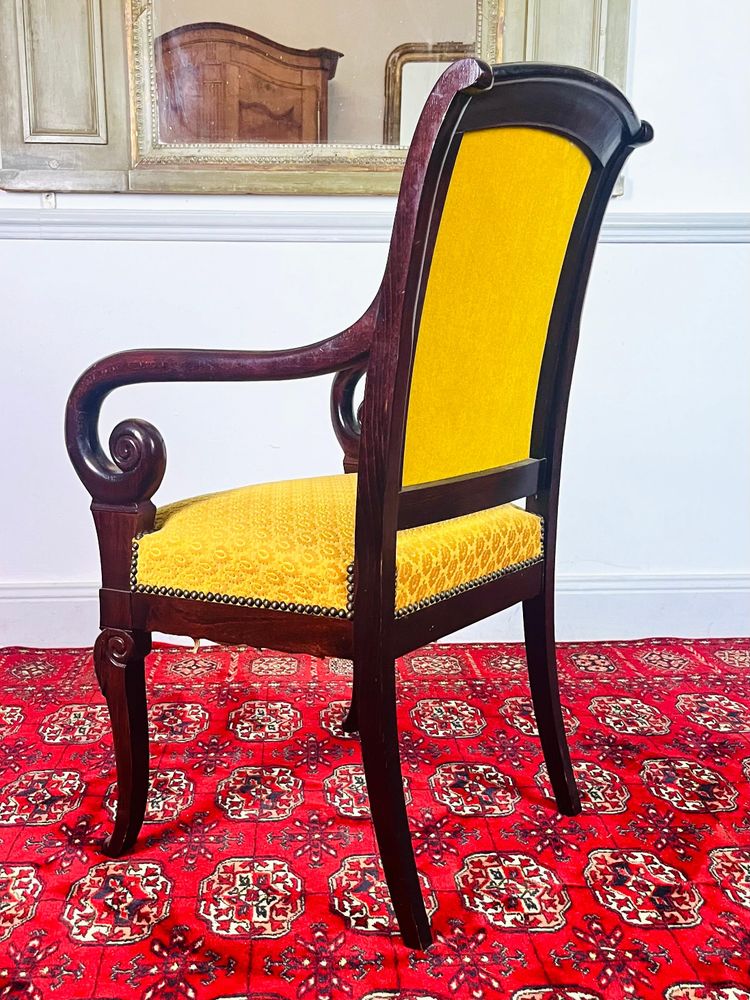 Fauteuil en bois sculpté avec velours jaune - Epoque Restauration - France