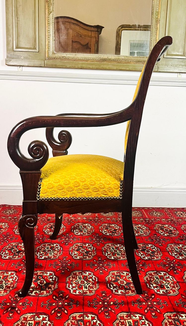 Fauteuil en bois sculpté avec velours jaune - Epoque Restauration - France