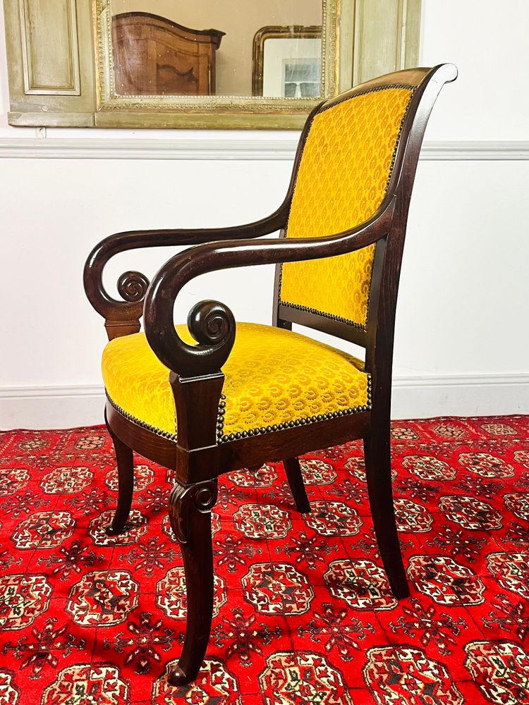 Fauteuil en bois sculpté avec velours jaune - Epoque Restauration - France