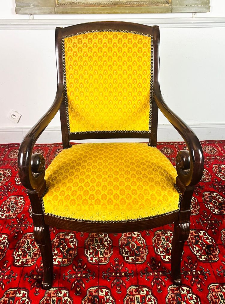 Fauteuil en bois sculpté avec velours jaune - Epoque Restauration - France