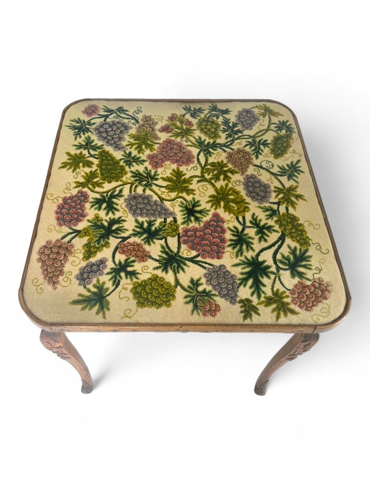 Walnut games table / Middle table / cabaret / Side table - Louis XV France 18th century