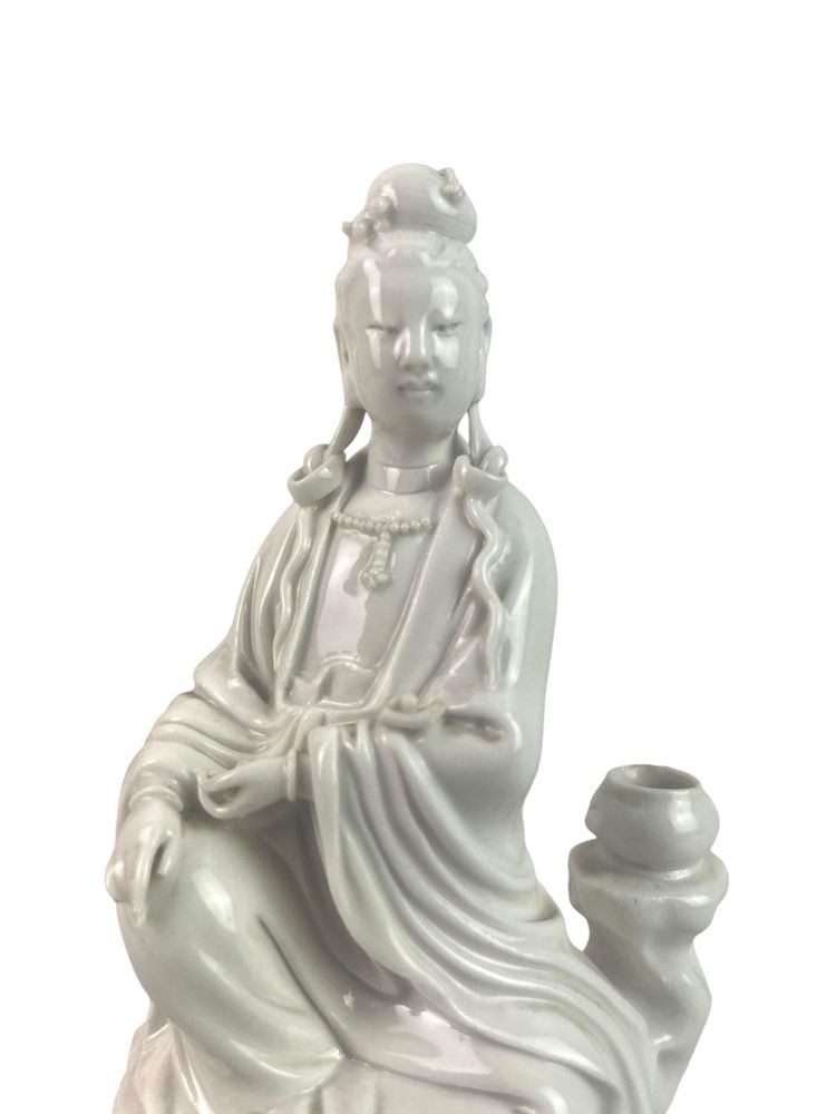 statuetta in porcellana bianca "bianca cinese" della dea Guan Yin Cina XIX secolo