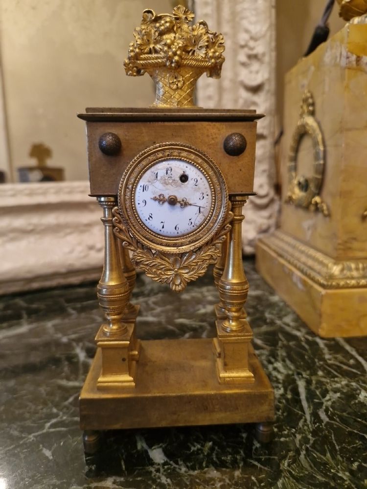 Bronze-Uhr mit Hahnwerk 18. Jh. S