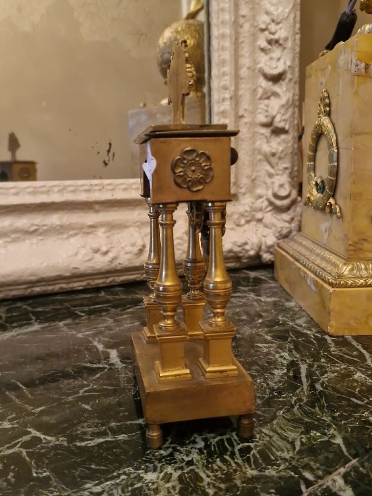 Bronze-Uhr mit Hahnwerk 18. Jh. S