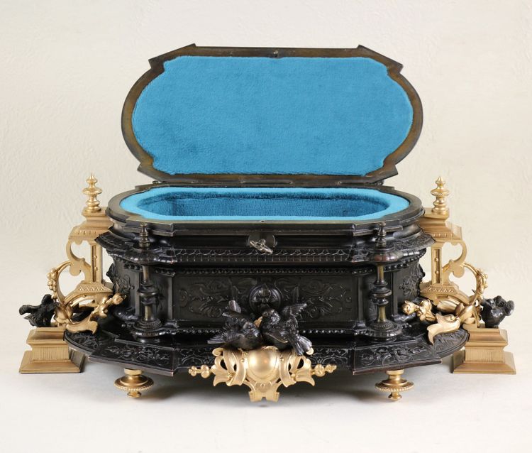 Napoleon III jewelry box in gilt bronze and bronze signed Jules Moigniez